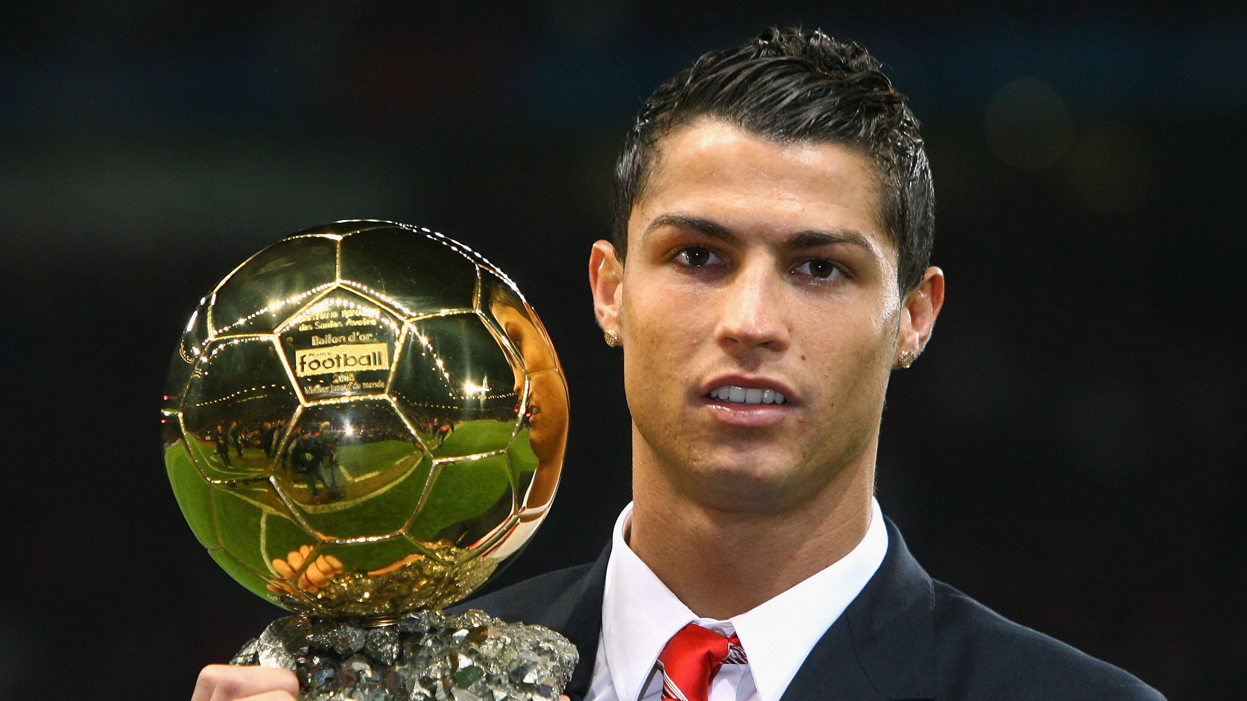 激烈足球对抗中球员技术高超，展现实力，足球对抗是什么意思