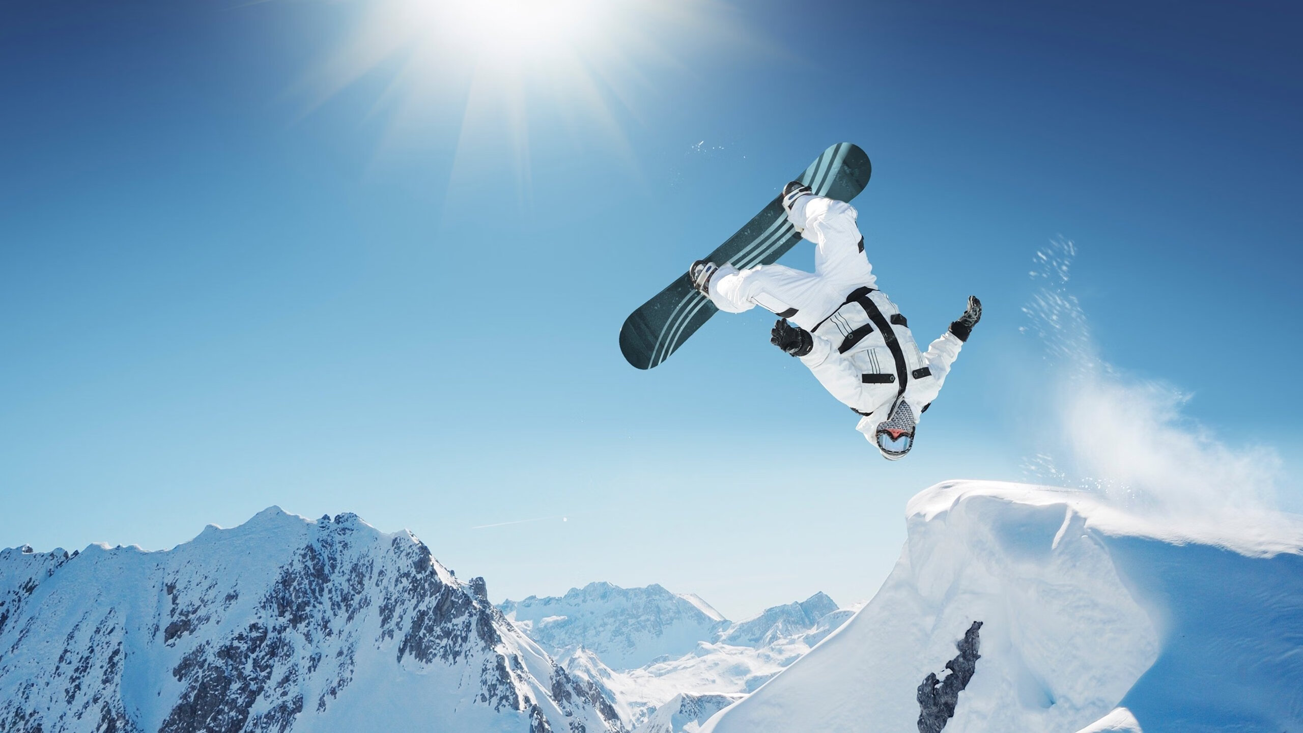 赛场竞争激烈，球员奋发拼搏争夺冠军，争冠球队